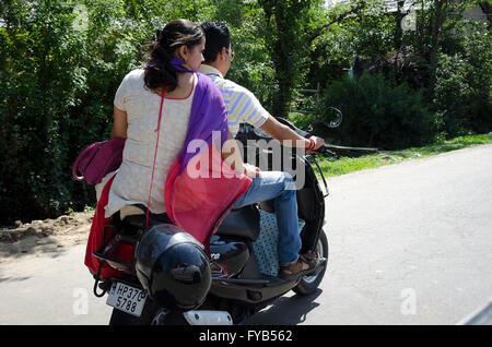 Mann und Frau auf Motorroller, in der Nähe von Dharamsala, Kangra Distict, Himachal Pradesh, Indien Stockfoto