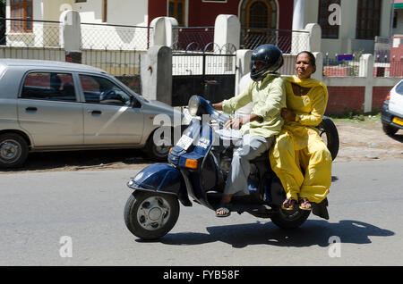 Mann und Frau auf Motorroller, in der Nähe von Dharamsala, Kangra Distict, Himachal Pradesh, Indien Stockfoto