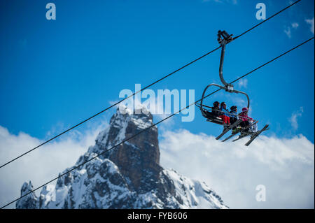 Eine Gruppe von Skifahrern auf dem Sessellift vor L'aiguille du Obst in den Skiort Courchevel in den französischen Alpen. Stockfoto