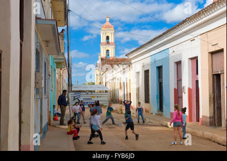 Kinder spielen vor San Juan Bautista oder Gemeindekirche Bürgermeister, Remedios, Provinz Santa Clara, Kuba, Mittelamerika Stockfoto