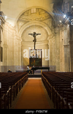 Klavierspieler in der Kirche San Francisco de Asis, alte Stadt Havanna, UNESCO-Weltkulturerbe Stockfoto