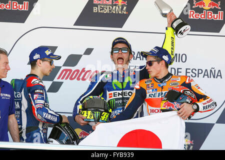 Jerez, Spanien. 24. April 2016. Gewinner Movistar Yamaha MotoGP Italiener Valentino Rossi (C) feiert seinen Sieg zwischen zweite platzierte Movistar Yamaha MotoGPs Spanier Jorge Lorenzo (L) und der dritte platzierte Repsol Honda Team Spanier Marc Marquez auf dem Podium nach dem MotoGP-Rennen während der spanischen Moto Grand Prix auf der Rennstrecke von Jerez in Jerez De La Frontera am 24. April 2016.  Bildnachweis: Marco Iorio/Alamy Live-Nachrichten Stockfoto