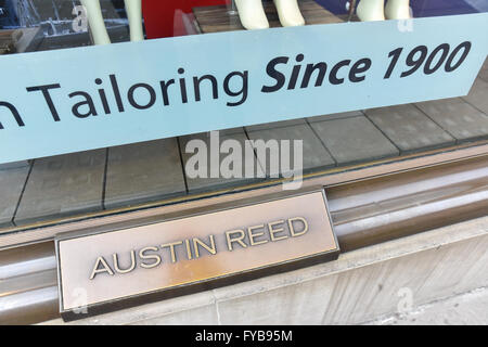 Regent Street, London, UK. 24. April 2016. Austin Reed Dateien beachten Sie für die Verwaltung mit 1.000 Arbeitsplätze gefährdet Stockfoto