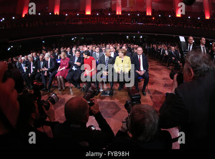 Hannover, Deutschland. 24. April 2016. (R-L) Stephan Weil, Premier der deutschen staatlichen Niedersachsen, Bundeskanzlerin Angela Merkel, US-Präsident Barack Obama, US Minister fuer Handel Penny Sue Pritzker, deutscher Wirtschaftsminister Sigmar Gabriel und der deutschen Wissenschaft dienen Johanna Wanka im Bild vor der Eröffnung der Hannovermesse in Hannover, Deutschland, 24. April 2016. Die weltgrößten Industrie Messe Hannovermesse soll von US-Präsident Obama eröffnet werden. Foto: CHRISTIAN CHARISIUS/Dpa/Alamy Live News Stockfoto