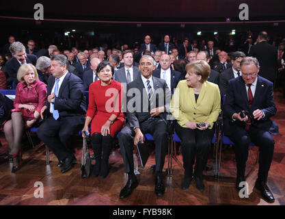 Hannover, Deutschland. 24. April 2016. (R-L) Stephan Weil, Premier der deutschen staatlichen Niedersachsen, Bundeskanzlerin Angela Merkel, US-Präsident Barack Obama, US Minister fuer Handel Penny Sue Pritzker, deutscher Wirtschaftsminister Sigmar Gabriel und der deutschen Wissenschaft dienen Johanna Wanka im Bild vor der Eröffnung der Hannovermesse in Hannover, Deutschland, 24. April 2016. Die weltgrößten Industrie Messe Hannovermesse soll von US-Präsident Obama eröffnet werden. Foto: CHRISTIAN CHARISIUS/Dpa/Alamy Live News Stockfoto