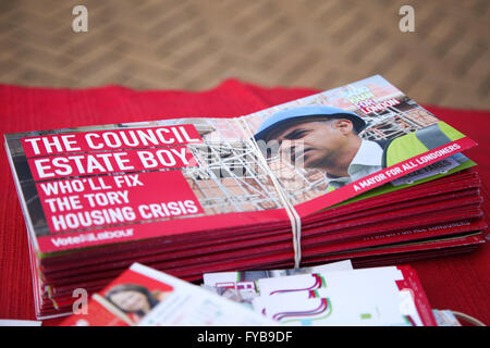 Wood Green, North London 24. April 2016 Sadiq Khan Kampagne Broschüre. Labour-Parteimitglieder werben für Sadiq Khan für London Bürgermeisterwahl in Wood Green, North London. Bildnachweis: Dinendra Haria/Alamy Live-Nachrichten Stockfoto