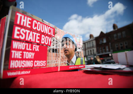 Wood Green, North London 24. April 2016 Sadiq Khan Kampagne Broschüre. Labour-Parteimitglieder werben für Sadiq Khan für London Bürgermeisterwahl in Wood Green, North London. Bildnachweis: Dinendra Haria/Alamy Live-Nachrichten Stockfoto