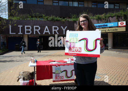 Wood Green, North London 24. April 2016 Kämpferin mit großes Plakat außerhalb Holz grün Bibliothek. Labour-Parteimitglieder werben für Sadiq Khan für London Bürgermeisterwahl in Wood Green, North London. Bildnachweis: Dinendra Haria/Alamy Live-Nachrichten Stockfoto