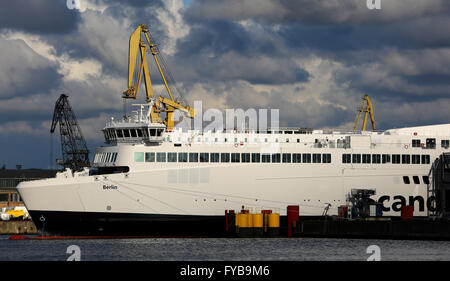 Rostock, Deutschland. 24. April 2016. Die neue Fähre der Reederei Scandlines pendeln zwischen Rostock und Gedser ist zum ersten Mal im Hafen von Rostock, Deutschland, 24. April 2016 festgemacht. Das Schiff ist seit 20. April 2016 auf einen Probelauf und ist den Liegeplatz im Hafen zu testen. Die Fähre ist einer der beiden neuen Schiffe auf der Strecke und wird den Namen "Berlin" in einer Taufzeremonie in Rostock am 3. Mai 2016. Foto: BERND WUESTNECK/Dpa/Alamy Live News Stockfoto