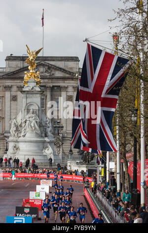 London, UK. 24. April 2016. Ein Anschluß-Markierungsfahne fliegt vor Buckingham Palace. Die 2016 beendet Geld Virgin London-Marathon auf der Mall, London, Vereinigtes Königreich. Bildnachweis: Lebendige Bilder/Alamy Live-Nachrichten Stockfoto