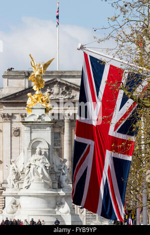 London, UK. 24. April 2016. Ein Anschluß-Markierungsfahne fliegt vor Buckingham Palace. Die 2016 beendet Geld Virgin London-Marathon auf der Mall, London, Vereinigtes Königreich. Bildnachweis: Lebendige Bilder/Alamy Live-Nachrichten Stockfoto