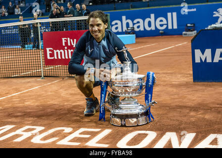 Barcelona, Katalonien, Spanien. 24. April 2016. RAFAEL NADAL aus Spanien posiert für ein Foto mit dem Cup nach dem Sieg im Finale der "Barcelona Open Banc Sabadell" 2016 gegen Kei Nishikori Japon Rafael Nadal gewann 6:4, 7:5 Credit: Matthias Oesterle/ZUMA Draht/Alamy Live News Stockfoto