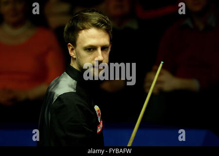 Sheffield, UK. 24. April 2016. 24.04.2016: 2016 Betfred World Snooker Championships. Judd Trump in Aktion gegen Ding Junhui in der 2. Runde auf World Snooker im Crucible Theater, Sheffield, England. © Michael Cullen/ZUMA Draht/Alamy Live-Nachrichten Stockfoto