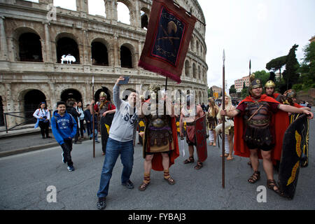 Rom, Italien. 24. April 2016. Künstler beteiligen sich an der Parade am Kolosseum in Rom, Hauptstadt von Italien, 24. April 2016. Die Stadt Rom gedreht 2769 Donnerstag nach der legendären Gründung von Romulus 753 v. Chr.. Man feiert die Geburt von Rom mit Umzügen in Tracht, Re-enacting die Taten des alten römischen Reiches, entlang der alten römischen Ruinen von Kolosseum, Circus Maximus, Forum Romanum und Venedig Platz. Bildnachweis: Jin Yu/Xinhua/Alamy Live-Nachrichten Stockfoto