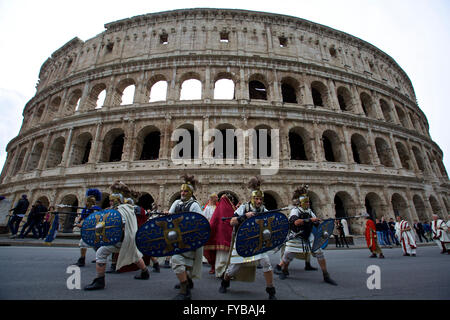 Rom, Italien. 24. April 2016. Künstler beteiligen sich an der Parade am Kolosseum in Rom, Hauptstadt von Italien, 24. April 2016. Die Stadt Rom gedreht 2769 Donnerstag nach der legendären Gründung von Romulus 753 v. Chr.. Man feiert die Geburt von Rom mit Umzügen in Tracht, Re-enacting die Taten des alten römischen Reiches, entlang der alten römischen Ruinen von Kolosseum, Circus Maximus, Forum Romanum und Venedig Platz. Bildnachweis: Jin Yu/Xinhua/Alamy Live-Nachrichten Stockfoto