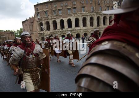 Rom, Italien. 24. April 2016. Künstler beteiligen sich an der Parade in Rom, Hauptstadt Italiens, 24. April 2016. Die Stadt Rom gedreht 2769 Donnerstag nach der legendären Gründung von Romulus 753 v. Chr.. Man feiert die Geburt von Rom mit Umzügen in Tracht, Re-enacting die Taten des alten römischen Reiches, entlang der alten römischen Ruinen von Kolosseum, Circus Maximus, Forum Romanum und Venedig Platz. Bildnachweis: Jin Yu/Xinhua/Alamy Live-Nachrichten Stockfoto