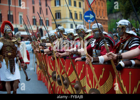 Rom, Italien. 24. April 2016. Künstler beteiligen sich an der Parade in Rom, Hauptstadt Italiens, 24. April 2016. Die Stadt Rom gedreht 2769 Donnerstag nach der legendären Gründung von Romulus 753 v. Chr.. Man feiert die Geburt von Rom mit Umzügen in Tracht, Re-enacting die Taten des alten römischen Reiches, entlang der alten römischen Ruinen von Kolosseum, Circus Maximus, Forum Romanum und Venedig Platz. Bildnachweis: Jin Yu/Xinhua/Alamy Live-Nachrichten Stockfoto