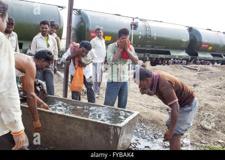 Latur, Maharashtra. 20. April 2016. 20. April 2016 - Latur - Indien. Im Anschluss an die 350 km Fahrt vom Miraj 50 Wagen Wasser Zug kommt bei Latur mit viel Trinkwasser benötigt. © Subhash Sharma/ZUMA Draht/Alamy Live-Nachrichten Stockfoto