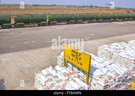 Latur, Maharashtra. 20. April 2016. 20. April 2016 - Latur - Indien. Im Anschluss an die 350 km Fahrt vom Miraj 50 Wagen Wasser Zug kommt bei Latur mit viel Trinkwasser benötigt. © Subhash Sharma/ZUMA Draht/Alamy Live-Nachrichten Stockfoto