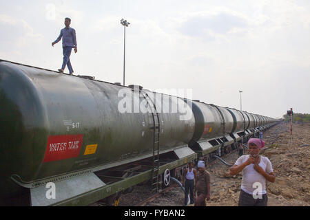 Latur, Maharashtra. 20. April 2016. 20. April 2016 - Latur - Indien. Der 50 Wagen Wasser Zug kommt bei Latur mit viel Trinkwasser aus der Stadt Miraj die 350 km entfernt von Latur ist erforderlich. © Subhash Sharma/ZUMA Draht/Alamy Live-Nachrichten Stockfoto