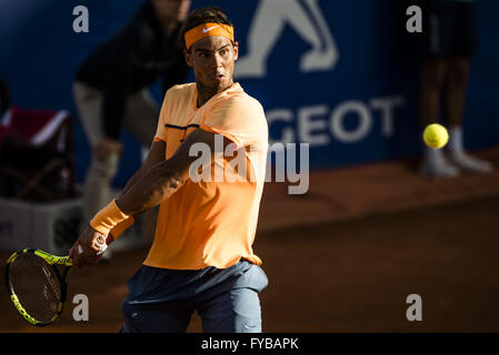 Barcelona, Katalonien, Spanien. 24. April 2016. RAFAEL NADAL aus Spanien kehrt den Ball in Kei Nishikori Japon während des Finales der "Barcelona Open Banc Sabadell" 2016. Rafael Nadal gewann 6:4, 7:5 Credit: Matthias Oesterle/ZUMA Draht/Alamy Live News Stockfoto