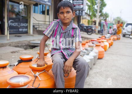 Latur, Maharashtra. 20. April 2016. 20. April 2016 - Latur - Indien. Viele Schulkinder in Latur verbringen einen Großteil ihre Sommerferien in langen Schlangen um Wasser zu holen. © Subhash Sharma/ZUMA Draht/Alamy Live-Nachrichten Stockfoto