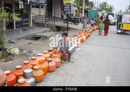 Latur, Maharashtra. 20. April 2016. 20. April 2016 - Latur - Indien. Lange Schlangen von leeren Utensilien erwarten die Ankunft von einer Wasser-Tanker in einer Nachbarschaft von Latur. © Subhash Sharma/ZUMA Draht/Alamy Live-Nachrichten Stockfoto