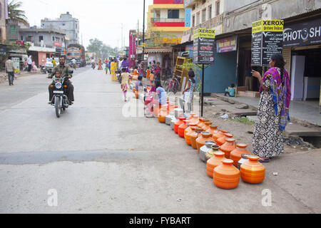 Latur, Maharashtra. 20. April 2016. 20. April 2016 - Latur - Indien. Lange Schlangen von leeren Utensilien erwarten die Ankunft von einer Wasser-Tanker in einer Nachbarschaft von Latur. © Subhash Sharma/ZUMA Draht/Alamy Live-Nachrichten Stockfoto