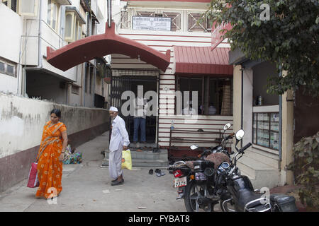 Latur, Maharashtra. 20. April 2016. 20. April 2016 - Latur - INDIA.a Bauer wartet in der Klinik von Dr. Milind Potdar, erschüttert ein Psychiater in Latur, berät Landwirte. © Subhash Sharma/ZUMA Draht/Alamy Live-Nachrichten Stockfoto