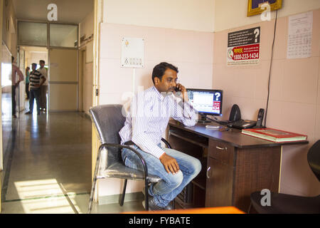 Latur, Maharashtra. 20. April 2016. 20. April 2016 - Latur - Milind INDIA.Dr. Potdar, ein Psychiater in Latur, hat eine Telefon-Hotline begonnen, so dass notleidende Bauern für Beratung erreichen. © Subhash Sharma/ZUMA Draht/Alamy Live-Nachrichten Stockfoto