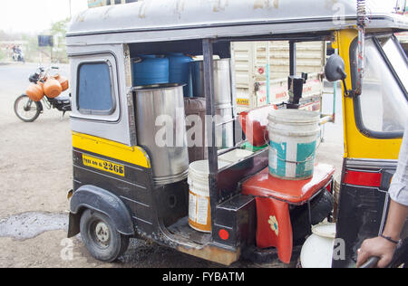 Latur, Maharashtra. 20. April 2016. 20. April 2016 - Latur - Indien. PKW-Auto-Rikschas sind in Betrieb gedrückt, um Wasser zu sammeln. © Subhash Sharma/ZUMA Draht/Alamy Live-Nachrichten Stockfoto