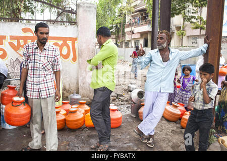 Latur, Maharashtra. 20. April 2016. 20. April 2016 - Latur - Indien. Häufige Streitigkeiten sind allgemeiner Platz auf dem Gelände des Wasser-Sammelstellen in Latur geworden. © Subhash Sharma/ZUMA Draht/Alamy Live-Nachrichten Stockfoto