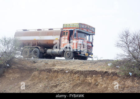 Latur, Maharashtra. 20. April 2016. 20. April 2016 - Latur - INDIA.a Wasser Tanker in Latur. © Subhash Sharma/ZUMA Draht/Alamy Live-Nachrichten Stockfoto