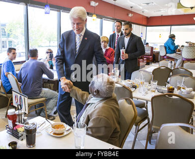 Wilmington, Delaware, USA. 24. April 2016. Der ehemalige Präsident Bill Clinton schüttelt Hände mit Walter Miller im Hollywood Grille in Wilmington am Sonntagnachmittag. Clinton hielten im Restaurant auf dem Weg von einer Kampagne Stop für seine Frau Hillary in Baltimore, ein weiterer Anschlag in Pennsylvania. Walter Miller Credit: Kyle Grantham/ZUMA Draht/Alamy Live-Nachrichten Stockfoto