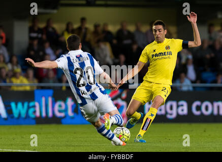 Villareal, Spanien. 24. April 2016. Bruno Soriano von Villarreal CF und Joseba Zaldua von Real Sociedad während der La Liga-Match im Estadio El Madrigal, Villarreal. Bildnachweis: MARIA JOSE SEGOVIA CARMONA/Alamy Live-Nachrichten Stockfoto