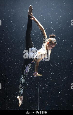 Saratow. 24. April 2016. Russische Equilibrist Tatiana Belova führt während der internationalen Circus-Wettbewerb "Zirkusprinzessin" in Saratow, Russland am 24. April 2016. Der Wettbewerb "Zirkusprinzessin" fertig hier am Sonntag. Bildnachweis: Evgeny Sinitsyn/Xinhua/Alamy Live-Nachrichten Stockfoto