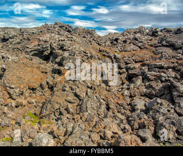 Reykjanes Halbinsel, Süd-West Island, Island. 5. August 2015. Felder von vulkanischem Geröll und Felsen, mit Flecken von grünem Moos in einem Lavafeld in der Nähe von GrindavÃk auf der Halbinsel Reykjanes, südwestlichen Island, wo Tourismus ist ein wachsender Sektor der Wirtschaft geworden. © Arnold Drapkin/ZUMA Draht/Alamy Live-Nachrichten Stockfoto