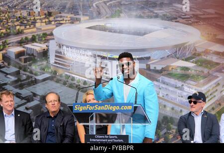 San Diego, CA, USA. 23. April 2016. SAN DIEGO The San Diego Chargers startete ihre Bürgerinitiative Unterschrift sammeln auf einem Parkplatz südlich von Petco Park Samstagmorgen wo Fans zugehört Ladegeräte Mehrheitseigentümer Dean Spanos, NFL Kommissar Roger Goodell, LaDanian Tomlinson, Philip Rivers, und andere, die ein neues Stadion zu unterstützen. | Ehemaligen Ladegeräte Runningback LaDanian Tomlinson spricht, Ladegeräte-Fans und Unterstützer ein neues Stadion in der Nähe von NFL-Kommissar Roger Goodell, links, Ladegeräte Besitzer Dean Spanos und auf der rechten Seite, Fred Maas, Sonderberater Ladegeräte Dean Spanos. | John Gastal Stockfoto