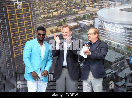 San Diego, CA, USA. 23. April 2016. SAN DIEGO The San Diego Chargers startete ihre Bürgerinitiative Unterschrift sammeln auf einem Parkplatz südlich von Petco Park Samstagmorgen wo Fans zugehört Ladegeräte Mehrheitseigentümer Dean Spanos, NFL Kommissar Roger Goodell, LaDanian Tomlinson, Philip Rivers, und andere, die ein neues Stadion zu unterstützen. | Ehemalige San Diego Chargers laufen zurück LaDanian Tomlinson, links, NFL-Kommissar Roger Goodell und Ladegeräte Besitzer Dean Spanos stehen auf der Bühne während der Rallye Ladegeräte Bürgerinitiative. | John Gastaldo/San Diego Union-Tribune (Kredit-Bild: © John Gas Stockfoto