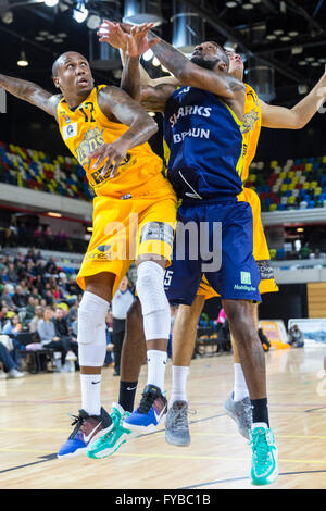 UK. 24. April 2016. Löwen Alex Owumi (12) und die Haie Antone Robinson (25) unter dem Korb in der BBL-Play-off-Viertelfinale Rückspiel. London Lions gewinnen das Spiel 78-75, aber verlieren die Riegel mit Sheffield gehen durch zu den Semis Credit: Imageplotter Nachrichten und Sport/Alamy leben Nachrichten Stockfoto