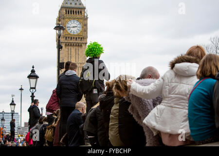 London, UK. 24. April 2016. Die nicht kompetitiver Konkurrenz laufen Marathon zugunsten einer Wohltätigkeitsorganisation ihrer Wahl. Freunde und Familien der Läufer kommen als unterstützende Zuschauer an der Seitenlinie. Der Lauf hat eine Party-Atmosphäre. Viel moderne Technik war amüsant als Beweismittel in der zweiten Hälfte des Rennens. Bildnachweis: Jane Campbell/Alamy Live-Nachrichten Stockfoto