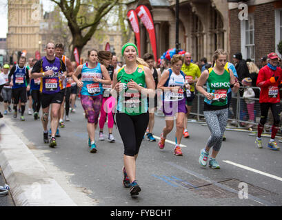 London, UK. 24. April 2016. Das letzte Stück herab, beginnen die Nächstenliebe Läufer zu die Belastung langfristig zeigen. Big Ben ist im Hintergrund. Bildnachweis: Jane Campbell/Alamy Live-Nachrichten Stockfoto