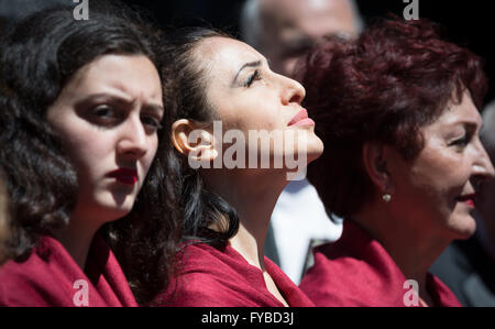 New York, Vereinigte Staaten von Amerika. 24. April 2016. Als Chorknabe sieht die Sonne während des Wartens auf die armenische Nationalhymne zu singen. Tausende von Armenisch-Americas aus in New York City Metrobereich, Klerus, Gelehrten und gewählten Beamten versammelten sich am Times Square zum 101. Jahrestag des armenischen Völkermordes von 1915 und zur Sensibilisierung für den aktuellen Kampf von ethnischen Armenier in Berg-Karabach Region der Medschlis in der Mitte einer militärischen Kampagne zwischen den zwei Nationen. Bildnachweis: Albin Lohr-Jones/Pacific Press/Alamy Live-Nachrichten Stockfoto