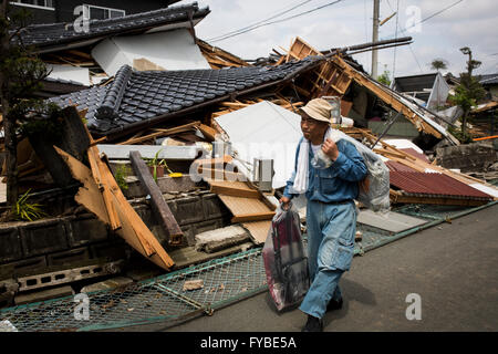 KUMAMOTO, JAPAN - 22 APRIL: Erdbeben Überlebende Rückkehr nach Hause zu bekommen, was sie noch am frühen Morgen des Freitag, 22. April 2016 in der Mashiki Stadt, Kumamoto, Japan verwenden können. Eine Reihe von Erdbeben so groß wie Stärke 7,3 getroffen Kumamoto Präfektur verlassen 48 Menschen tot und 263 schwer verletzt. Mehr als 80.000 Menschen wurden dadurch aus ihren Häusern evakuiert. (Foto von Richard Atrero de Guzman/AFLO) Stockfoto