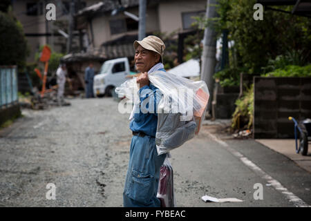 KUMAMOTO, JAPAN - 22 APRIL: Erdbeben Überlebende Rückkehr nach Hause zu bekommen, was sie noch am frühen Morgen des Freitag, 22. April 2016 in der Mashiki Stadt, Kumamoto, Japan verwenden können. Eine Reihe von Erdbeben so groß wie Stärke 7,3 getroffen Kumamoto Präfektur verlassen 48 Menschen tot und 263 schwer verletzt. Mehr als 80.000 Menschen wurden dadurch aus ihren Häusern evakuiert. (Foto von Richard Atrero de Guzman/AFLO) Stockfoto