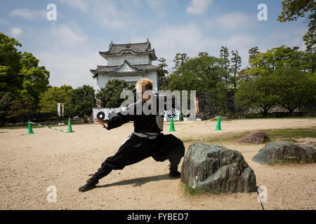 NAGOYA, JAPAN - 23 APRIL: Der erste amerikanische professionelle Ninja in Japan grüßt die Presse auf Samstag, 23. April 2016, auf dem Gelände der Burg von Nagoya, Präfektur Aichi, Japan. Chris O'Neill ist eine 29 Jahre alte American martial arts, die ausgewählt wurde, um die ersten Vollzeit-japanischen Ninja zu werden professionell in Japan Präfektur Aichi. O'Neill wird mit 6 japanischen Kollegen durchführen Ninja-Fähigkeiten und Förderung der Region für Touristen zu arbeiten. (Foto von Richard Atrero de Guzman/AFLO) Stockfoto