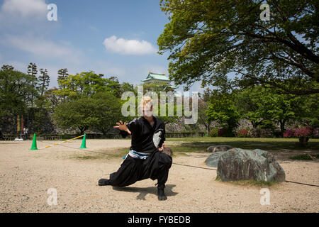 NAGOYA, JAPAN - 23 APRIL: Der erste amerikanische professionelle Ninja in Japan grüßt die Presse auf Samstag, 23. April 2016, auf dem Gelände der Burg von Nagoya, Präfektur Aichi, Japan. Chris O'Neill ist eine 29 Jahre alte American martial arts, die ausgewählt wurde, um die ersten Vollzeit-japanischen Ninja zu werden professionell in Japan Präfektur Aichi. O'Neill wird mit 6 japanischen Kollegen durchführen Ninja-Fähigkeiten und Förderung der Region für Touristen zu arbeiten. (Foto von Richard Atrero de Guzman/AFLO) Stockfoto