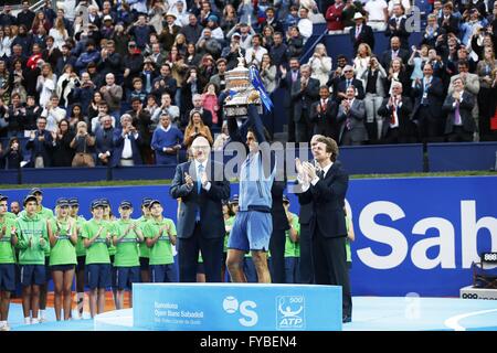 Barcelona, Spanien, 24. April 2016. 24. April 2016. Rafael Nadal (ESP) Tennis: Rafael Nadal aus Spanien erhalten einen Pokal nach Singls Endspiel gegen Rafael Nadal aus Spanien auf der Barcelona Open Banc Sabadell-Tennis-Turnier in der Real Club de Tenis de Barcelona in Barcelona, Spanien, 24. April 2016. © Mutsu Kawamori/AFLO/Alamy Live-Nachrichten Stockfoto