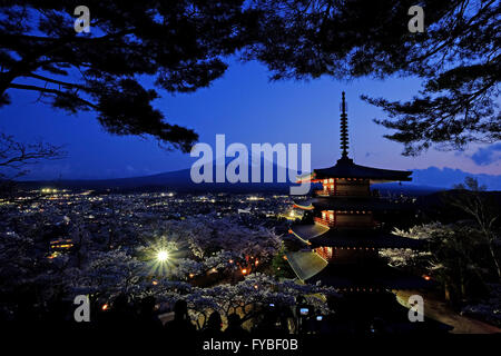 Mt. Fuji gilt als Chureito Pagode über Kirschblüten am Arakura Sengen Schrein am 15. April 2016, in Fujiyoshida Stadt Yamanashi Präfektur, Japan steht. © Yuriko Nakao/AFLO/Alamy Live-Nachrichten Stockfoto