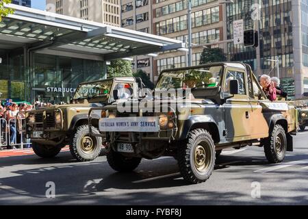 Sydney. 25. April 2016. Foto aufgenommen am 25. April 2016 zeigt Mitglieder der australischen Frauen Dienst in der Armee während der ANZAC Day Parade in Sydney, Australien. ANZAC Day ist ein nationaler Tag des Gedenkens in Australien und Neuseeland ursprünglich zu Ehren die Mitglieder der australischen und New Zealand Army Corps (ANZAC), bei Gallipoli im ersten Weltkrieg aber jetzt mehr kämpfte um all jene zu gedenken, serviert und bei militärischen Operationen für ihr Land gestorben. Bildnachweis: Zhu Hongye/Xinhua/Alamy Live-Nachrichten Stockfoto